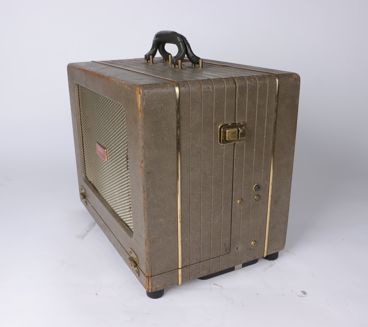 Fremviser/prosjektor fra Kodak bygd inn i en kasse av lakket komposittmateriale. Kassen har låser på hver side slik at den kan åpnes og sidepanelet fjernes. På toppen av kassen er det to hanker for å bære.