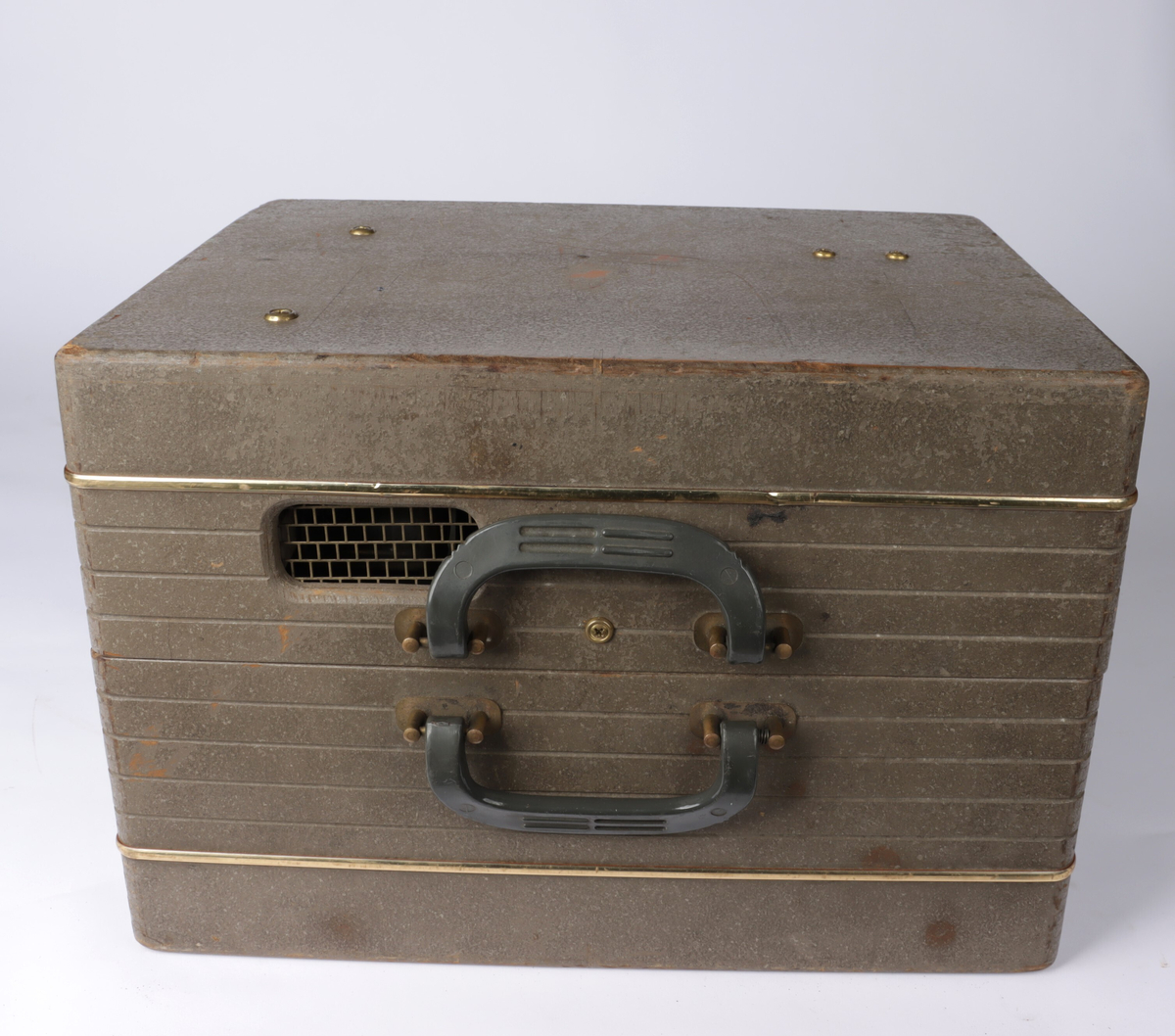 Fremviser/prosjektor fra Kodak bygd inn i en kasse av lakket komposittmateriale. Kassen har låser på hver side slik at den kan åpnes og sidepanelet fjernes. På toppen av kassen er det to hanker for å bære.
