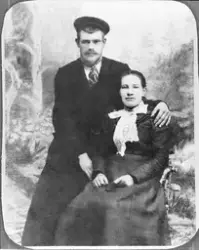 Atelierfoto av Rasmus Berg Larsen og hans kone Helga Judith 