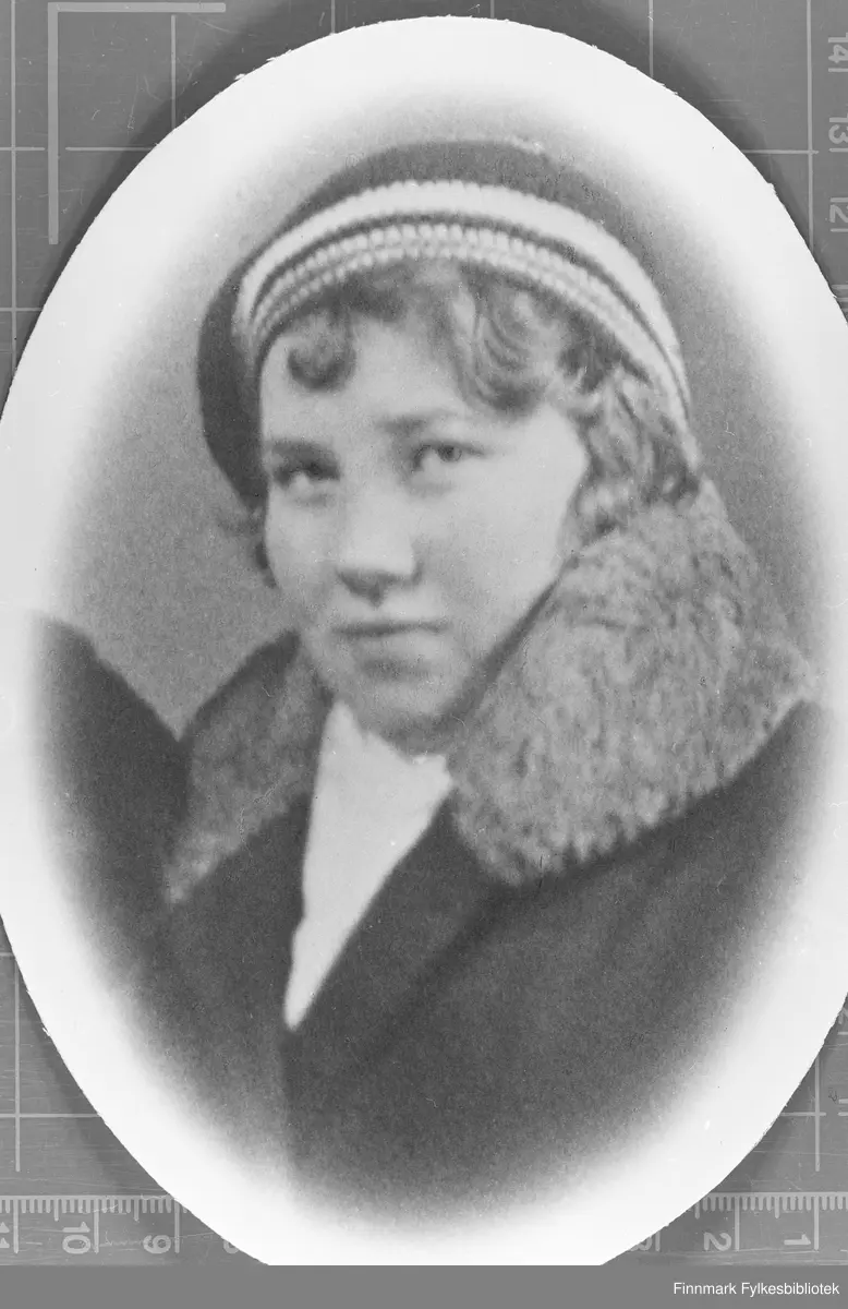 Portrett av Hjørdis Vilhelmine Niskavara (født 25.12.1911). Hun var gift med Julian Magnus Niskavara, fra Falkekeila, vest for Skallelv. 
Etter krigen bygde de hus i Golnes. Hennes far var Rasmus Berg Larsen, fra Torskefjord og mor var Helga Judith Ollila fra Golnes. 
Bildet skal være tatt mens hun hadde huspost på Kirkenes sent på 1920-tallet eller tidlig på1930-tallet.
