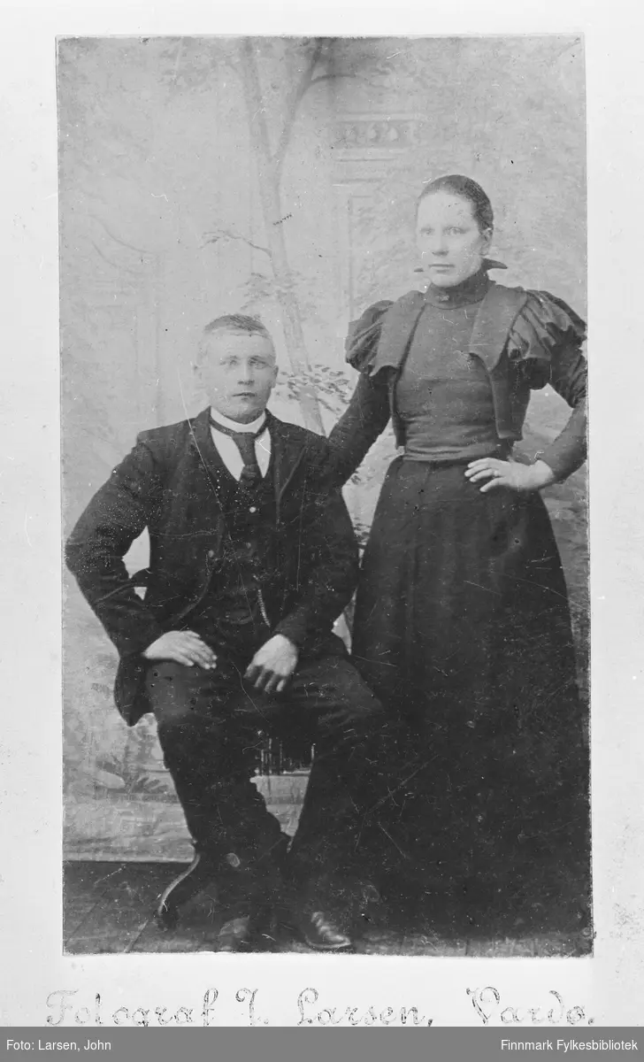 Fotoatelier portrett av en mann og en kvinne, hos fotograf "J. Larsen", John Larsen i Vardø rundt 1900-1910.