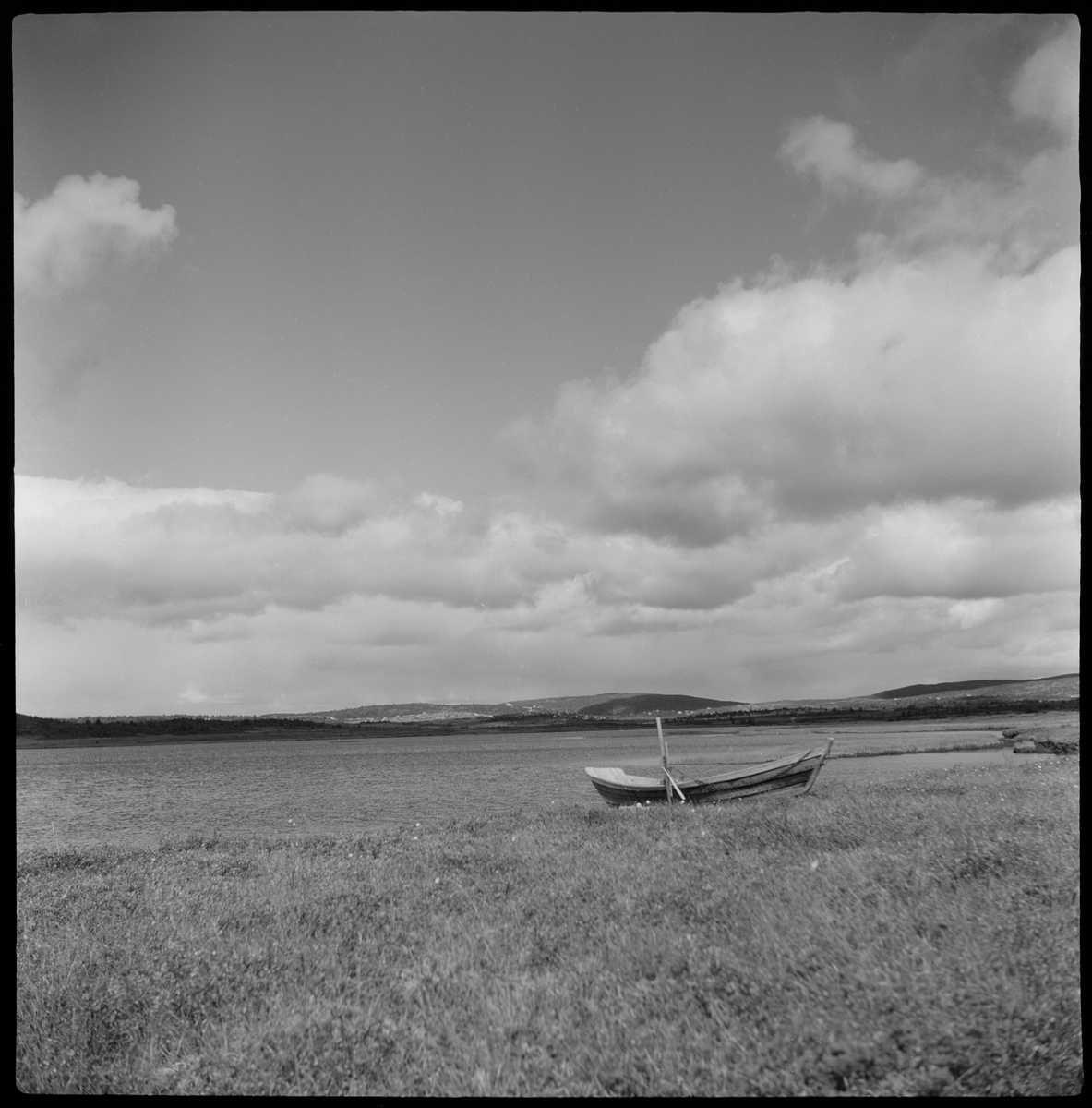 Trebåt ved bredden av Reinsvatn, Lillehammer.