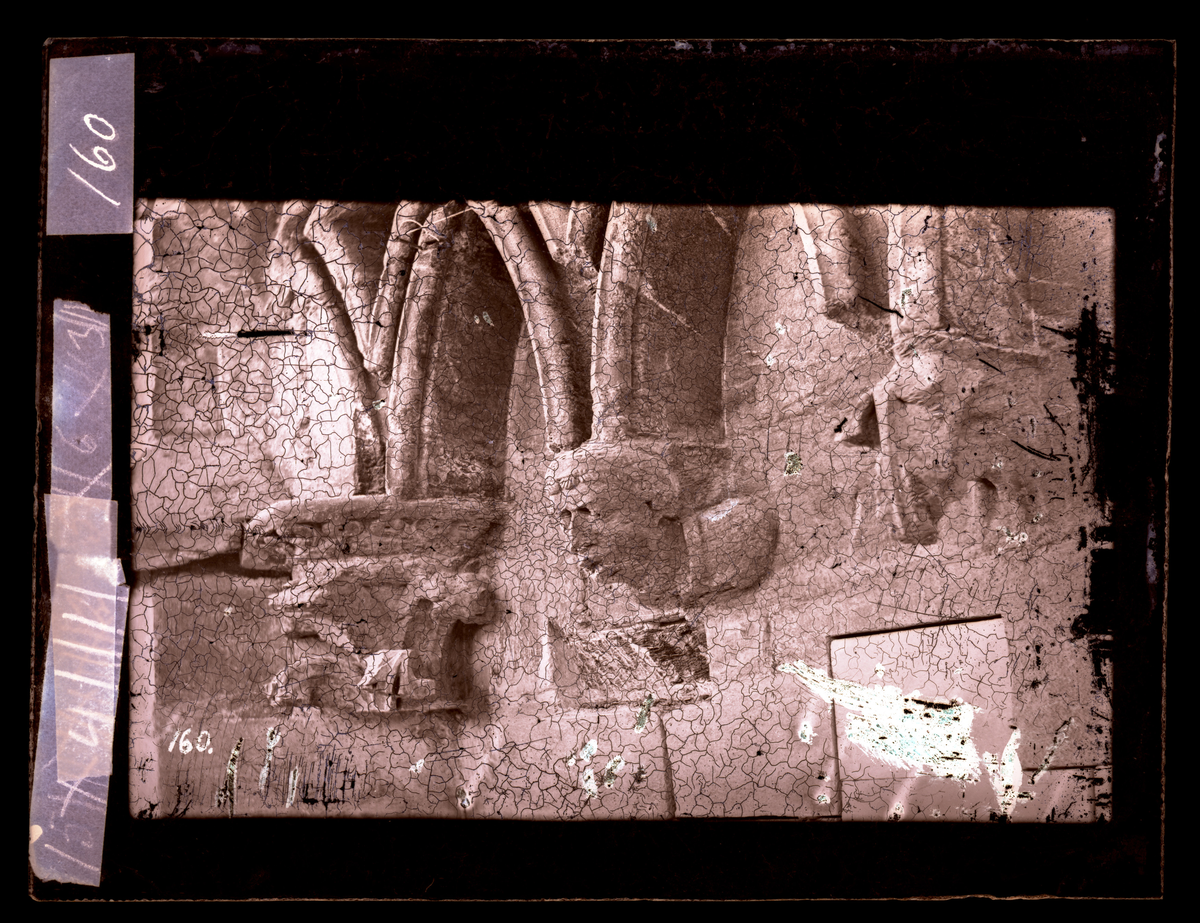 Konsollfigurer fra buefrisgesims på nord-østre side av oktogonen i Nidarosdomen. Fra venstre: bladverkskapitel, mannsperson og bladverk.