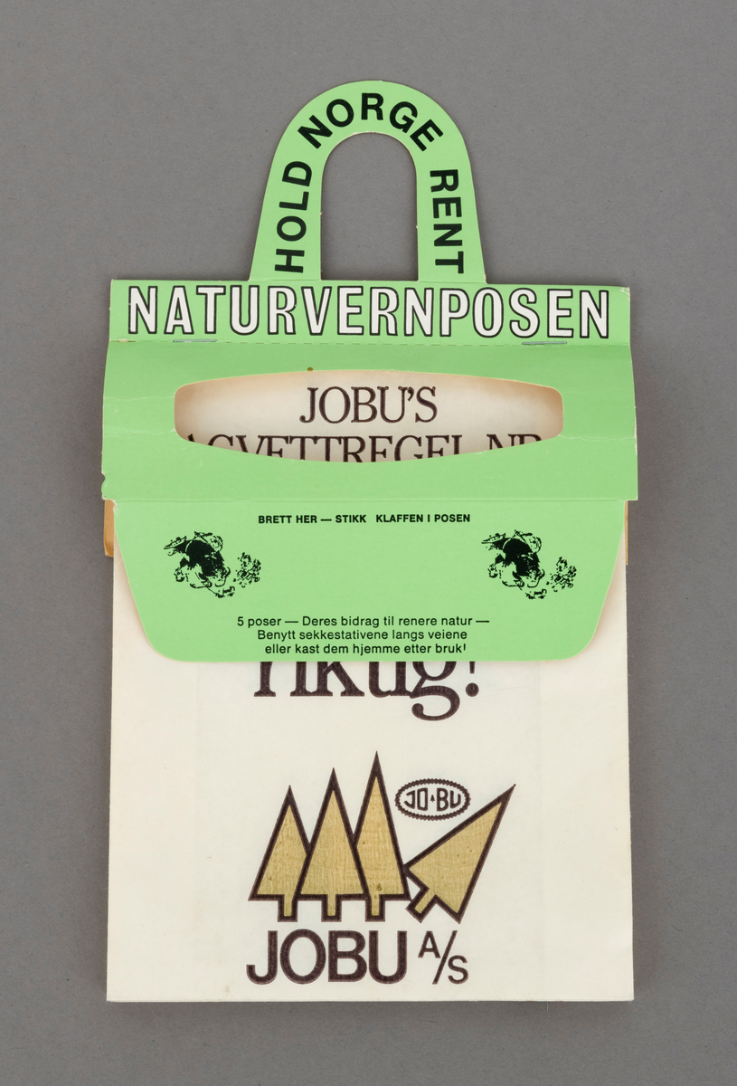Fire papirposer , skal egentlig være fem, i en pappholder med oppheng der posene kan rives ut til bruk en og en. Posene er reklamemateriell fra motorsagprodusenten / salgsbedriften Jo-Bu i Drøbak i samarbeid med den ideelle organisasjonen "Hold Norge Rent". Posen kalles "Naturvernposen" og er produsert av firmaet Naturvernprodukter A/S.  Alle poser har Jo-Bus logo påtrykt.  Det er firmaet logo fra etter 1979 som er påtrykt posene. På den øverste posen, som har vært mest eksponert for sollys, har den grønne fargen  på de stilisrerte grantrærne falmet. 
På hver papirpose er en av Jo-Bu-firmaets sagvettregler påtrykt. Disse reglene lanserte firmaet i forbindelse med "Sagvett-kampanjen" i 1981: 
Den første posen mangler.
Pose nr 2: JOBU'S Sagvettregel nr. 2:   Bruk sagen riktig!
Pose nr. 3: JOBU'S Sagvettregel nr. 3:  Vær riktig kledd!
Pose nr. 4: JOBU'S Sagvettregel nr. 4:  Ta vare på sagen din! 
Pose nr. 5: JOBU'S Sagvettregel nr. 5:  Tenk før du sager!

På selve poseholderen ses Kjell Aukrust figur Ludvig, som var maskot for ryddekampanjen Hold Norge Rent. [Etter informasjon på hjemmesiden til Hold Norge Rent per 15.11.2023, ble denne aksjonen egentlig ble avluttet i 1977,  men det kan tyde på at Jo-Bu koblet seg til den ideelle organisasjonen med Sagvett-kampanjen i 1981.]