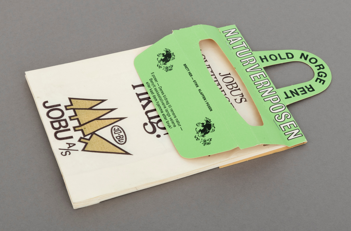 Fire papirposer , skal egentlig være fem, i en pappholder med oppheng der posene kan rives ut til bruk en og en. Posene er reklamemateriell fra motorsagprodusenten / salgsbedriften Jo-Bu i Drøbak i samarbeid med den ideelle organisasjonen "Hold Norge Rent". Posen kalles "Naturvernposen" og er produsert av firmaet Naturvernprodukter A/S.  Alle poser har Jo-Bus logo påtrykt.  Det er firmaet logo fra etter 1979 som er påtrykt posene. På den øverste posen, som har vært mest eksponert for sollys, har den grønne fargen  på de stilisrerte grantrærne falmet. 
På hver papirpose er en av Jo-Bu-firmaets sagvettregler påtrykt. Disse reglene lanserte firmaet i forbindelse med "Sagvett-kampanjen" i 1981: 
Den første posen mangler.
Pose nr 2: JOBU'S Sagvettregel nr. 2:   Bruk sagen riktig!
Pose nr. 3: JOBU'S Sagvettregel nr. 3:  Vær riktig kledd!
Pose nr. 4: JOBU'S Sagvettregel nr. 4:  Ta vare på sagen din! 
Pose nr. 5: JOBU'S Sagvettregel nr. 5:  Tenk før du sager!

På selve poseholderen ses Kjell Aukrust figur Ludvig, som var maskot for ryddekampanjen Hold Norge Rent. [Etter informasjon på hjemmesiden til Hold Norge Rent per 15.11.2023, ble denne aksjonen egentlig ble avluttet i 1977,  men det kan tyde på at Jo-Bu koblet seg til den ideelle organisasjonen med Sagvett-kampanjen i 1981.]