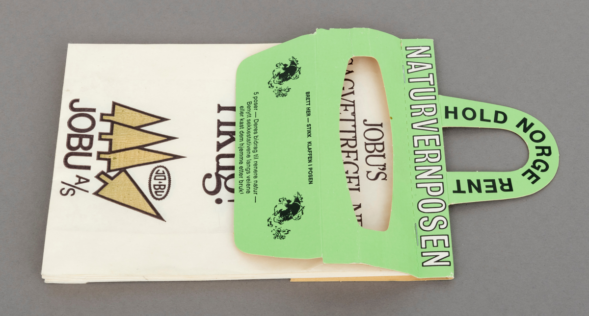 Fire papirposer , skal egentlig være fem, i en pappholder med oppheng der posene kan rives ut til bruk en og en. Posene er reklamemateriell fra motorsagprodusenten / salgsbedriften Jo-Bu i Drøbak i samarbeid med den ideelle organisasjonen "Hold Norge Rent". Posen kalles "Naturvernposen" og er produsert av firmaet Naturvernprodukter A/S.  Alle poser har Jo-Bus logo påtrykt.  Det er firmaet logo fra etter 1979 som er påtrykt posene. På den øverste posen, som har vært mest eksponert for sollys, har den grønne fargen  på de stilisrerte grantrærne falmet. 
På hver papirpose er en av Jo-Bu-firmaets sagvettregler påtrykt. Disse reglene lanserte firmaet i forbindelse med "Sagvett-kampanjen" i 1981: 
Den første posen mangler.
Pose nr 2: JOBU'S Sagvettregel nr. 2:   Bruk sagen riktig!
Pose nr. 3: JOBU'S Sagvettregel nr. 3:  Vær riktig kledd!
Pose nr. 4: JOBU'S Sagvettregel nr. 4:  Ta vare på sagen din! 
Pose nr. 5: JOBU'S Sagvettregel nr. 5:  Tenk før du sager!

På selve poseholderen ses Kjell Aukrust figur Ludvig, som var maskot for ryddekampanjen Hold Norge Rent. [Etter informasjon på hjemmesiden til Hold Norge Rent per 15.11.2023, ble denne aksjonen egentlig ble avluttet i 1977,  men det kan tyde på at Jo-Bu koblet seg til den ideelle organisasjonen med Sagvett-kampanjen i 1981.]