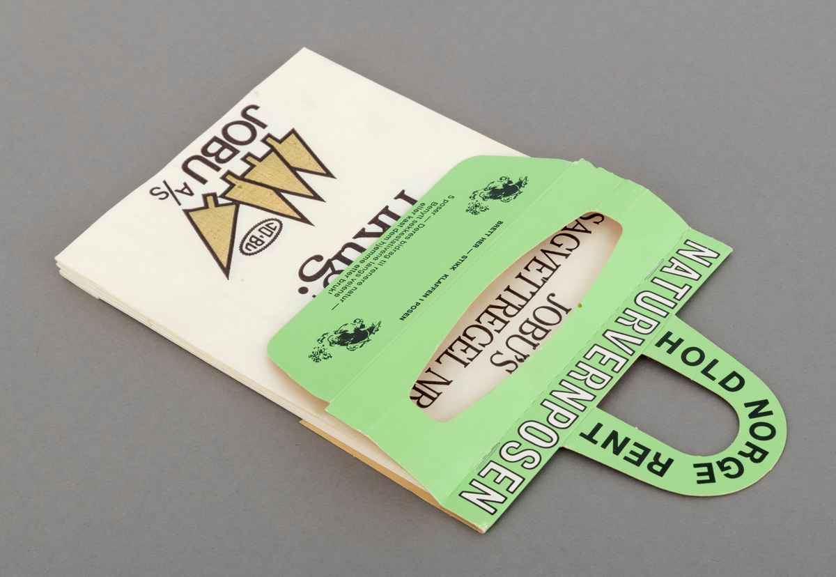 Fire papirposer , skal egentlig være fem, i en pappholder med oppheng der posene kan rives ut til bruk en og en. Posene er reklamemateriell fra motorsagprodusenten / salgsbedriften Jo-Bu i Drøbak i samarbeid med den ideelle organisasjonen "Hold Norge Rent". Posen kalles "Naturvernposen" og er produsert av firmaet Naturvernprodukter A/S.  Alle poser har Jo-Bus logo påtrykt.  Det er firmaet logo fra etter 1979 som er påtrykt posene. På den øverste posen, som har vært mest eksponert for sollys, har den grønne fargen  på de stilisrerte grantrærne falmet. 
På hver papirpose er en av Jo-Bu-firmaets sagvettregler påtrykt. Disse reglene lanserte firmaet i forbindelse med "Sagvett-kampanjen" i 1981: 
Den første posen mangler.
Pose nr 2: JOBU'S Sagvettregel nr. 2:   Bruk sagen riktig!
Pose nr. 3: JOBU'S Sagvettregel nr. 3:  Vær riktig kledd!
Pose nr. 4: JOBU'S Sagvettregel nr. 4:  Ta vare på sagen din! 
Pose nr. 5: JOBU'S Sagvettregel nr. 5:  Tenk før du sager!

På selve poseholderen ses Kjell Aukrust figur Ludvig, som var maskot for ryddekampanjen Hold Norge Rent. [Etter informasjon på hjemmesiden til Hold Norge Rent per 15.11.2023, ble denne aksjonen egentlig ble avluttet i 1977,  men det kan tyde på at Jo-Bu koblet seg til den ideelle organisasjonen med Sagvett-kampanjen i 1981.]