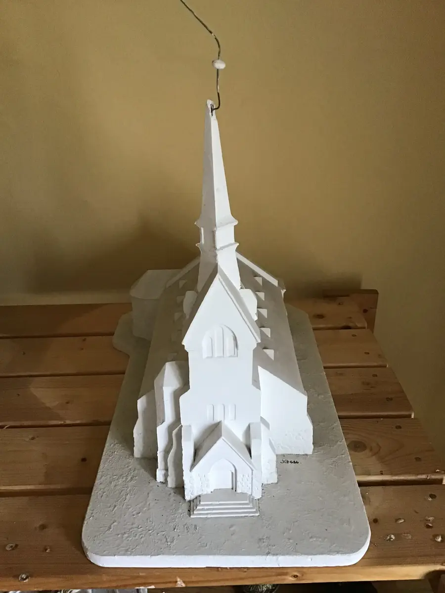 Gipsmodell av Nacka kyrka. Utförd och skänkt av Wilhelm Säterström. 
