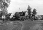 Parti av Åtvidaberg omkring 1940. Vy mot bebyggelsen utmed Vasavägen och den korsande Jan Carls väg.