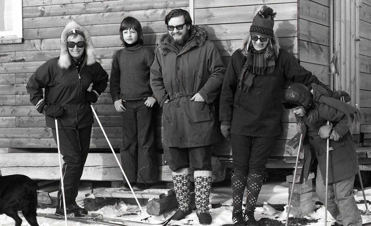 Familie på skitur til Hiorthamn.  