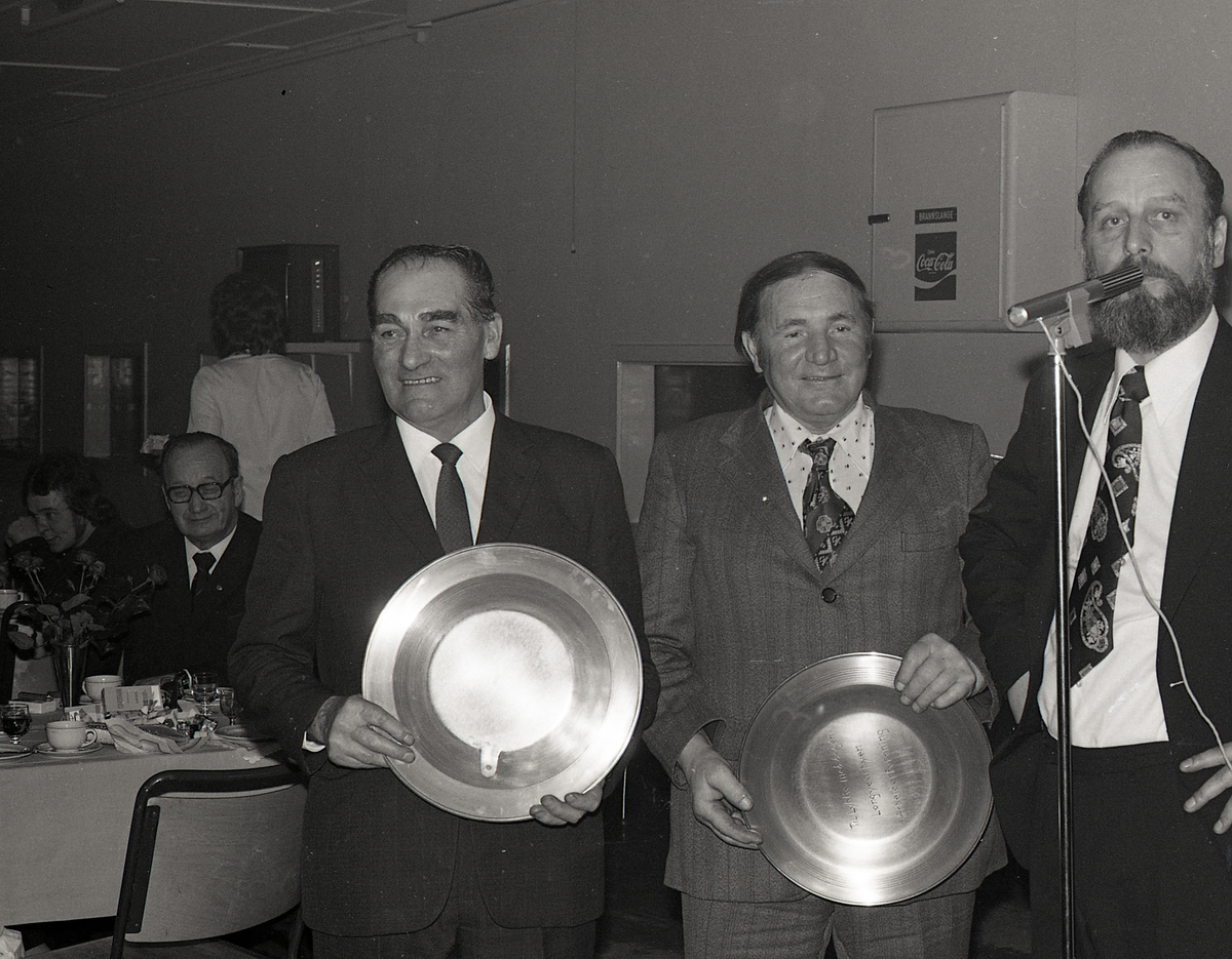 Longyearbyen arbeiderforenings jubileumsfest i Nysalen, 1975. To jubilanter mottok tinnfat av formannen. 