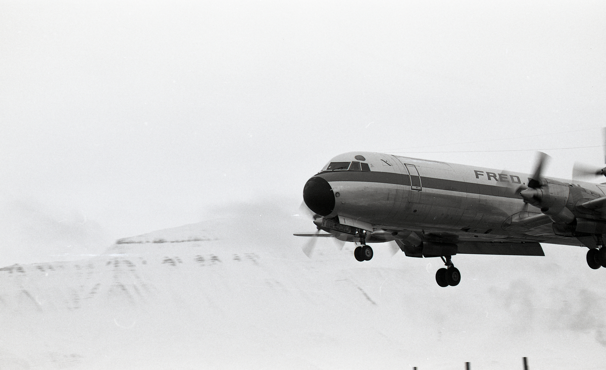 Lockheed L.188 Electra fra Fred.Olsens flyselskap går inn for landing ved Svalbard Lufthavn Longyear. Muligens i forbindelse med forsøk på Svalbardrein, hvor en liten flokk ble flydd til fastlandet for forskning. 
