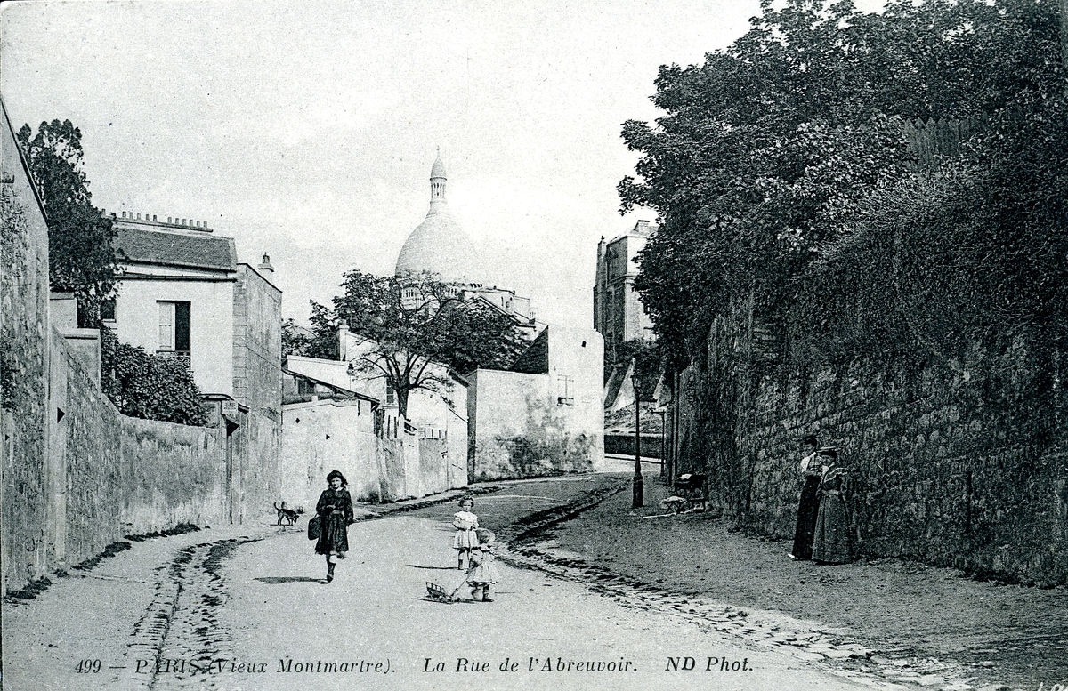 Svartvitbild av gata i standslandskap (Montmarte)
påskrift: 499 - PARIS (Vieux Montmarte). La Rue de l'Abreuvoir. ND Phot.