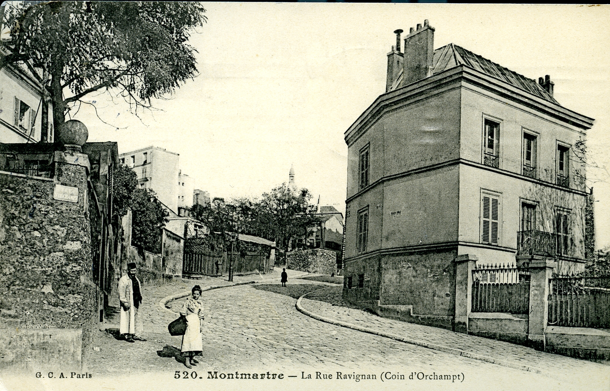 Svartvit fotografi vy över gata i Montmarte 
Påskrift nederkant: G.C.A Paris 520. Montmarte - (La Rue Ravignan) Coin d'orchampt