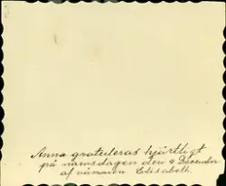 Målat samt broderat blommotiv med glittrit text. 
Jag gratul