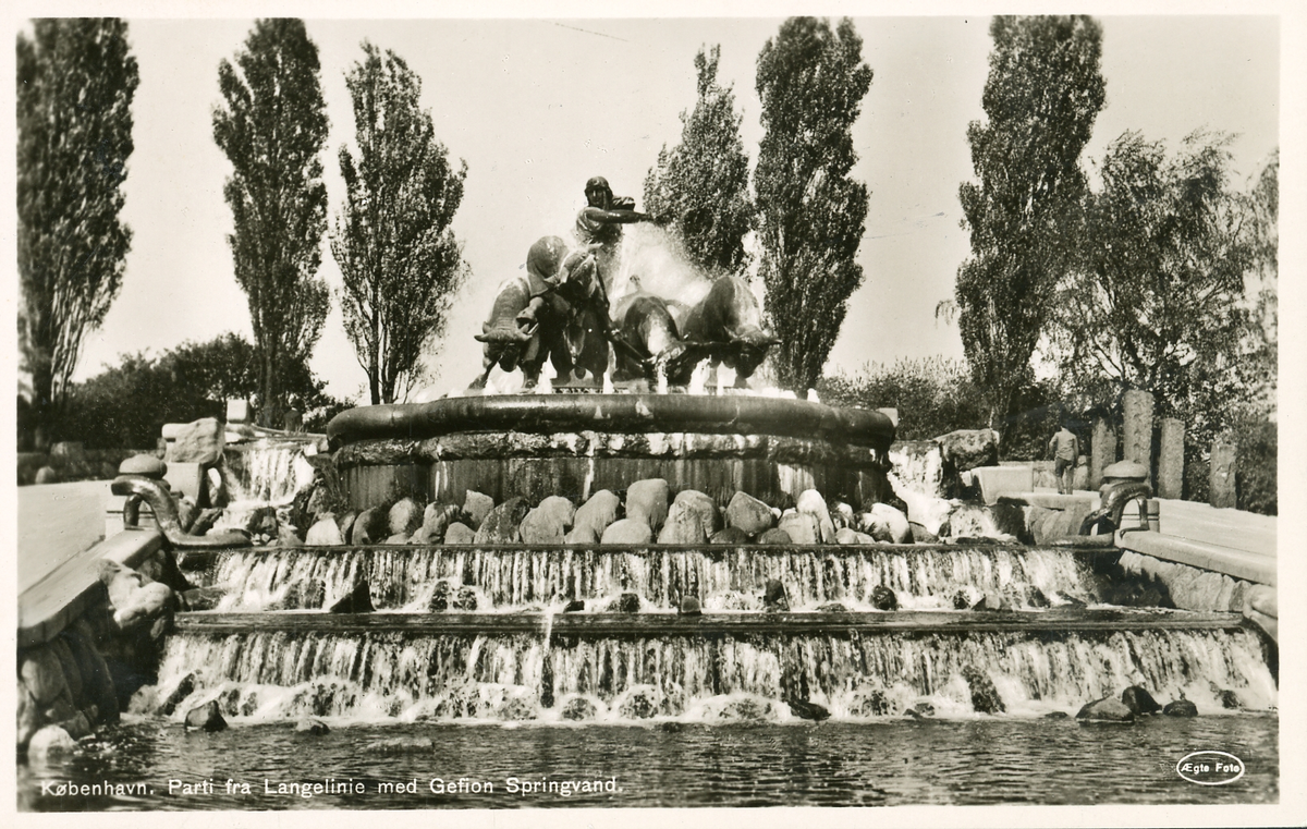 Svartvit fotografi på delar av Gefionfontänen, Köpenhamn.
Påskrift bild nedre kant: Köbenhavn. Parti fra Langelinie med Gefion Springvand.