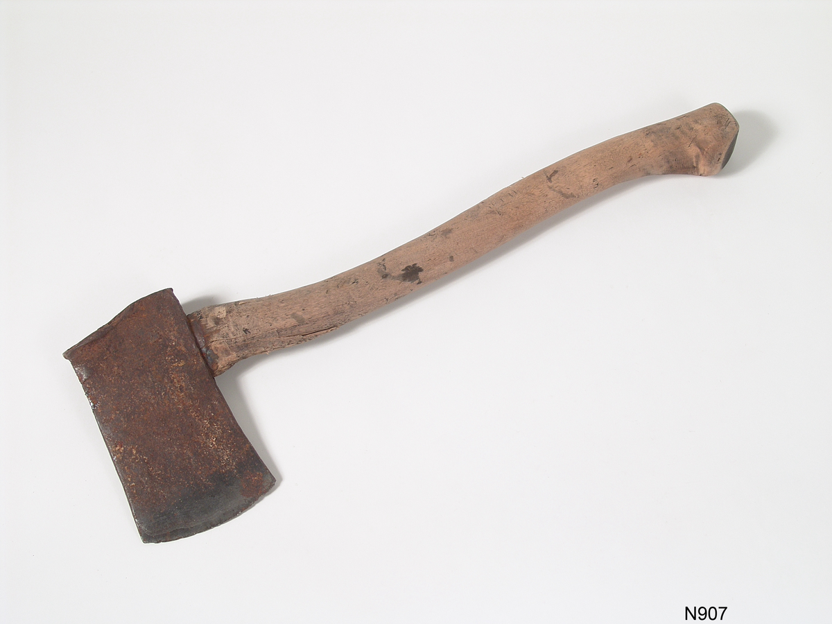 Øks, skaft, bjerk, umalt. Lengde 53,3 cm, bredde 17,5 cm. 412.1