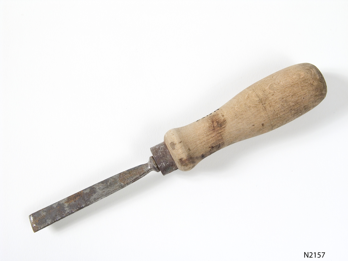 Tappjern, dreiet, sirkulært tre håndtak. Jern lengde 7,9 cm, bredde 1,7 cm, total lengde 18 cm. 412.2