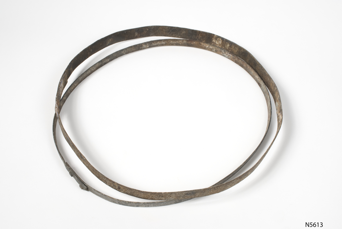 Tønnebånd, 2 stykker, jern . Diameter 32 cm (begge).