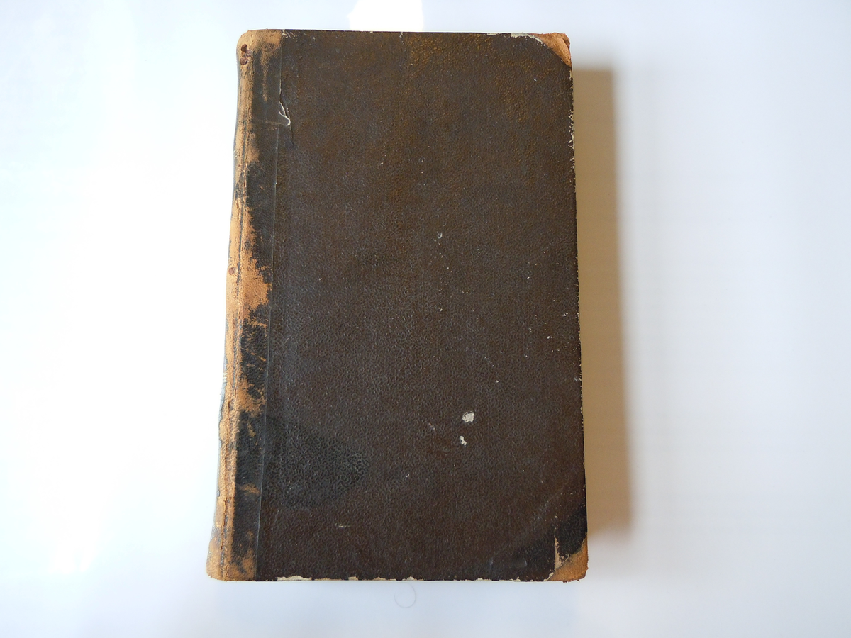 Bibel, trykt i 1858. Det nye Testamente. Påskrift "Tilhørende galeasjagten Tromsdalstinden af Tromsø. Ønskes flittig benyttet om bord. 9 april 64. Den beste styrmand om bord er Frelseren". Signert A.M. Skancke.
