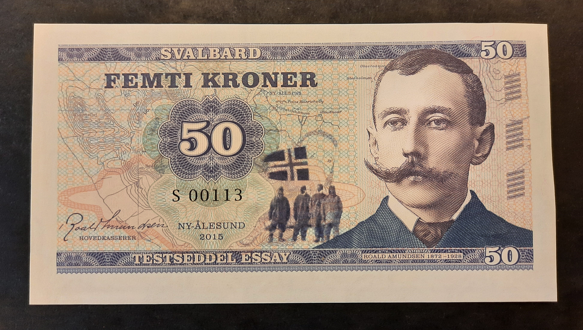 Seddelen er en 50kr-seddel laget av den Matej Gabris. Den fungerer ikke som betalingsmiddel. Gabris har satt Roald Amundsen som hovedkasserer og seddelen ble "utgitt" i Ny-Ålesund i 2015.
På fremsiden av seddelen er Roald Amundsen avbildet. 
På baksiden vises luftskipet «Norge» i Ny-Ålesund i 1926. Luftskipet var konstruer av den italienske obersten og ingeniøren Umberto Nobile. Amundsen ledet «Norge» sin ferd over Nordpolen. Ferden startet 11. mai i 1926 og 72 timer etterpå landet luftskipet i Alaska.