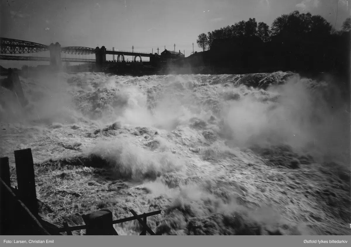 Sarpsfossen og brua i bakgrunnen, flom.