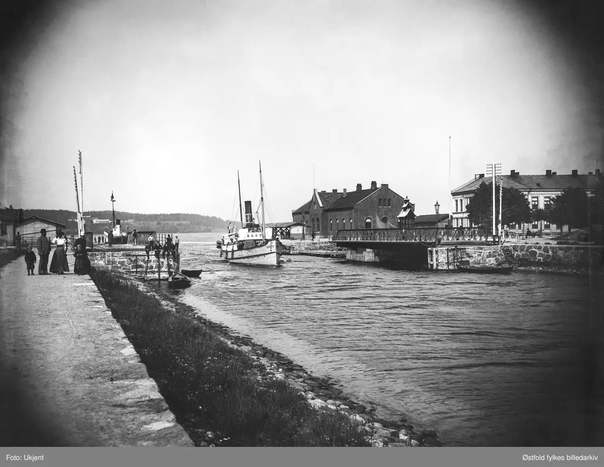 Kanalen i Moss med Baståø-ferga Moss - Horten. Tollboden til høyre.