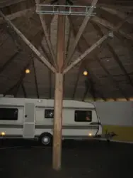 En husvagn står uppställd i en lada, Hällesåkers dansbana år