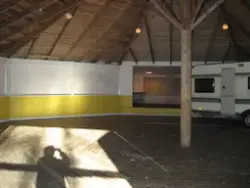 En del inne i Hällesåkers dansbana år 2010. Till höger står 