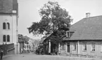 Ett riktigt gammalt vittnesmål av Storgatan i Linköping. Vy från gatans krön vid Järntorget med blicken vänd österut. Till vänster en skymt av stadens läroverk, sedermera stadshus, som sedan 1860-talets mitt utgjort ett självklart inslag i gatubilden. Huset mitt över gatan, Risellschöldska gården, revs redan omkring år 1880 och bär omvänd kännedom genom att sällan blivit avbildat. Lagmanskan Vendla Risellschöld hade som änka köpt gården 1835 och besatt den till sin död 1851. Därefter utbröt en långvarig arvstvist som hade grund i att hon i förstone testamenterat gården till staden som bostad för dess landskamrer, men ändrat till förmån för stadens borgmästare. Först efter närmare tio år kunde högsta domstolen avkunna dom till landskamrerarnas fördel. Gården benämns därefter Landskamreraregården och sedan 1880-talets första år står där gårdens efterföljande gatuhus i italiensk renässansstil. Odaterad bild som kan beläggas till 1870-talet.