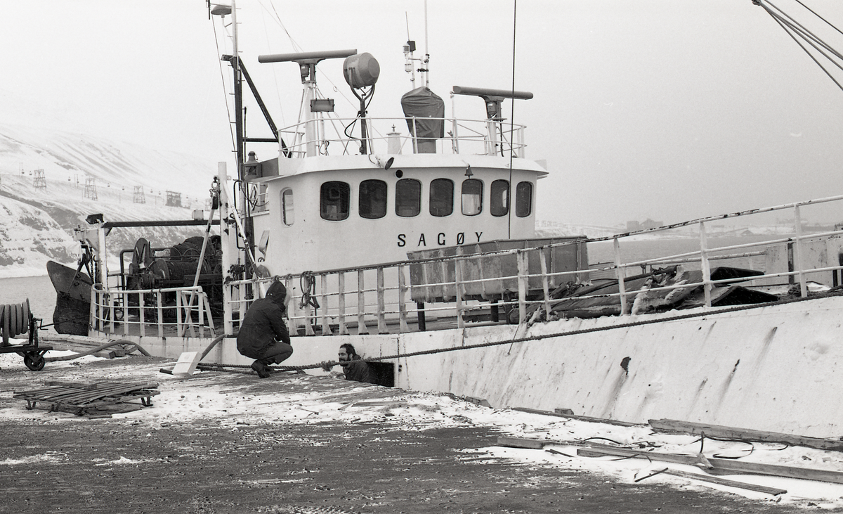 Første båt i 1975, reketråleren "Sagøy" . Skipet drev forsøksfiske for fiskeridirektoratet. 