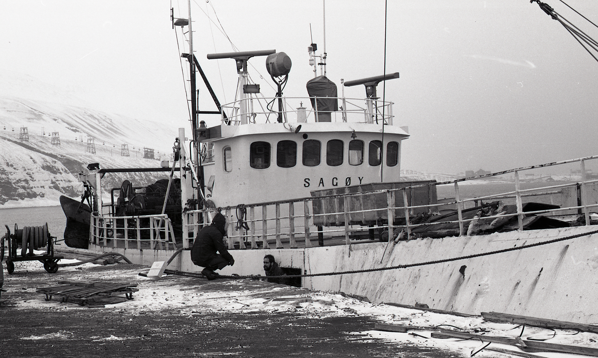 Første båt i 1975, reketråleren "Sagøy" . Skipet drev forsøksfiske for fiskeridirektoratet. 