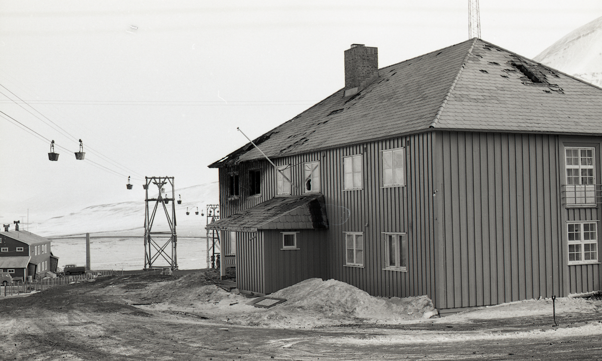 Eksplosjonsartet brann ved Svalbard Radio. Det brøt ut brann i bestyrerens leilighet, og bestyreren omkom. 