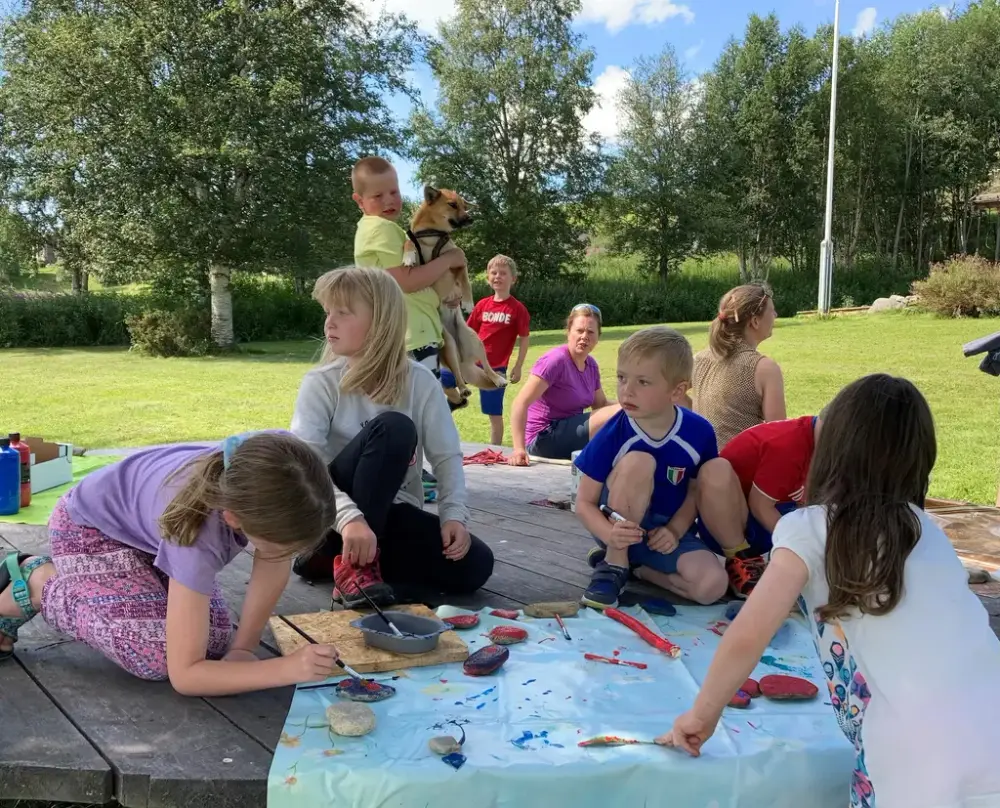 barn som maler