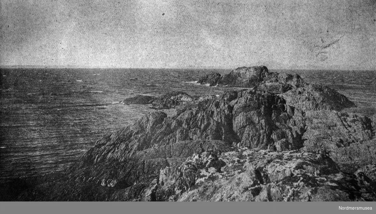 Tekst: "Fra Kvitsøy. Karmøy. Bukken" Foto fra skjærgården på Kvitsøy. Datering er trolig på 1920-tallet.