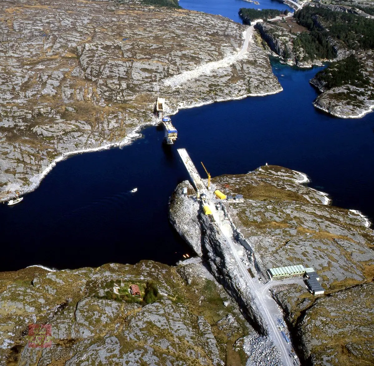 Riksveg 0561 Toftøysundet (Svelgen bro)  Øygarden kommune  05.05.1984.  Flyfoto. 
 Svelgen bru er ei veibru på riksvei 561 i Fjell og Øygarden kommuner i Hordaland.