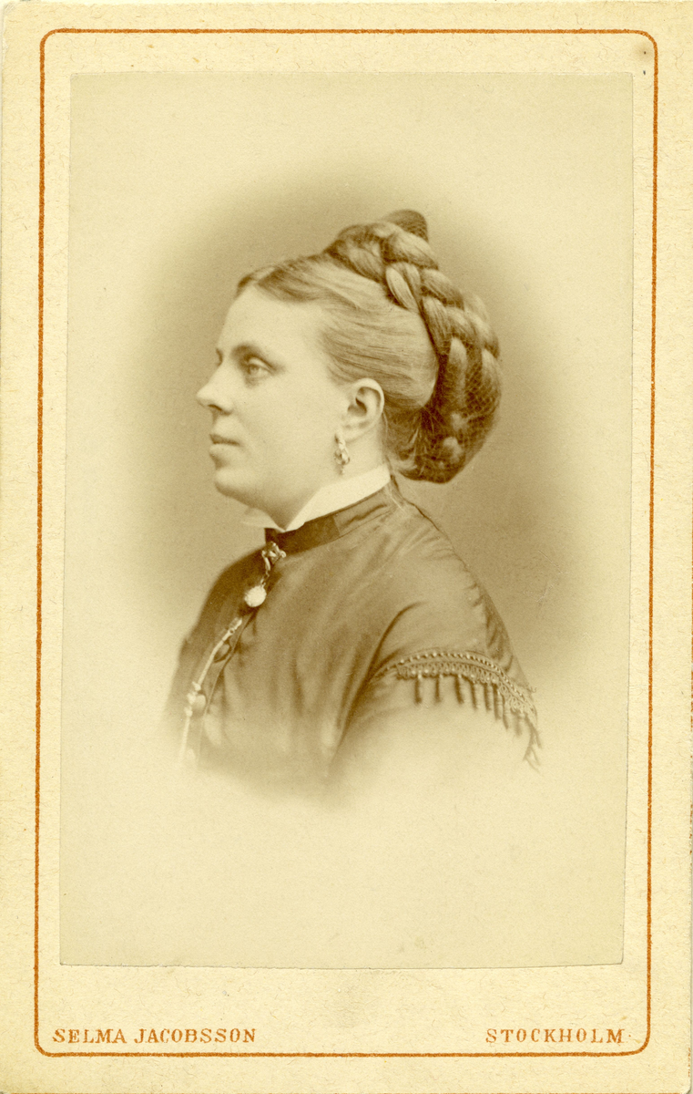 Selma Jacobsson (1841-1899) fick sin utbildning hos fotografen Bertha Valerius och studerade sedan i Wien i Adéles ateljéer och hos fotografiprofessor Monuckhoven i Gent. År 1872 övertar hon Valerius ateljé på Drottninggatan och från 1877 etablerar hon sig på Fredsgatan 15. Kundkretsen kommer i första hand från diplomatin och den högsta societeten. 1899 utnämns hon till hovfotograf.