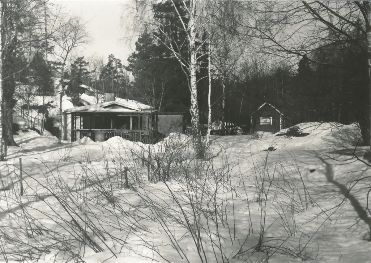 Sommarhus på Granvägen 54, Kolarängen, Ulvsjöområdet. Fastighetsbeteckning Älta 5:33. Litet rött sommarhus av trä i ett plan. Tillbyggd i etapper. Papp på taket. 