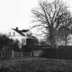 Askeby prästgård (Borggård) omkring 1910. Vid tiden disponerades bostället av kyrkoherde Christian Lindblom och hustrun Anna, född Sehman, med familj. Upplysningsvis stod sonen Andreas bakom kameran, vid tiden amanuens vid Statens historiska museer och sedermera professor vid Stockholms högskola samt styresman för Nordiska museet. Till höger skymtar kyrkan.