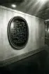 Minnestavla i Hälleberga kyrka innan branden 1976.

Inskription: 