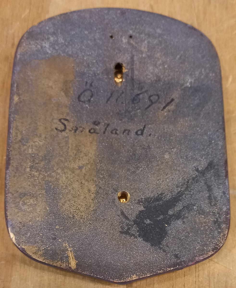"I gyllene fält ett rött lejon med blå beväring, därest sådan skall förekomma, och hållande i tassarna ett uppåtvänt rött armborst med pilspets av silver samt båge och strängar svarta"
