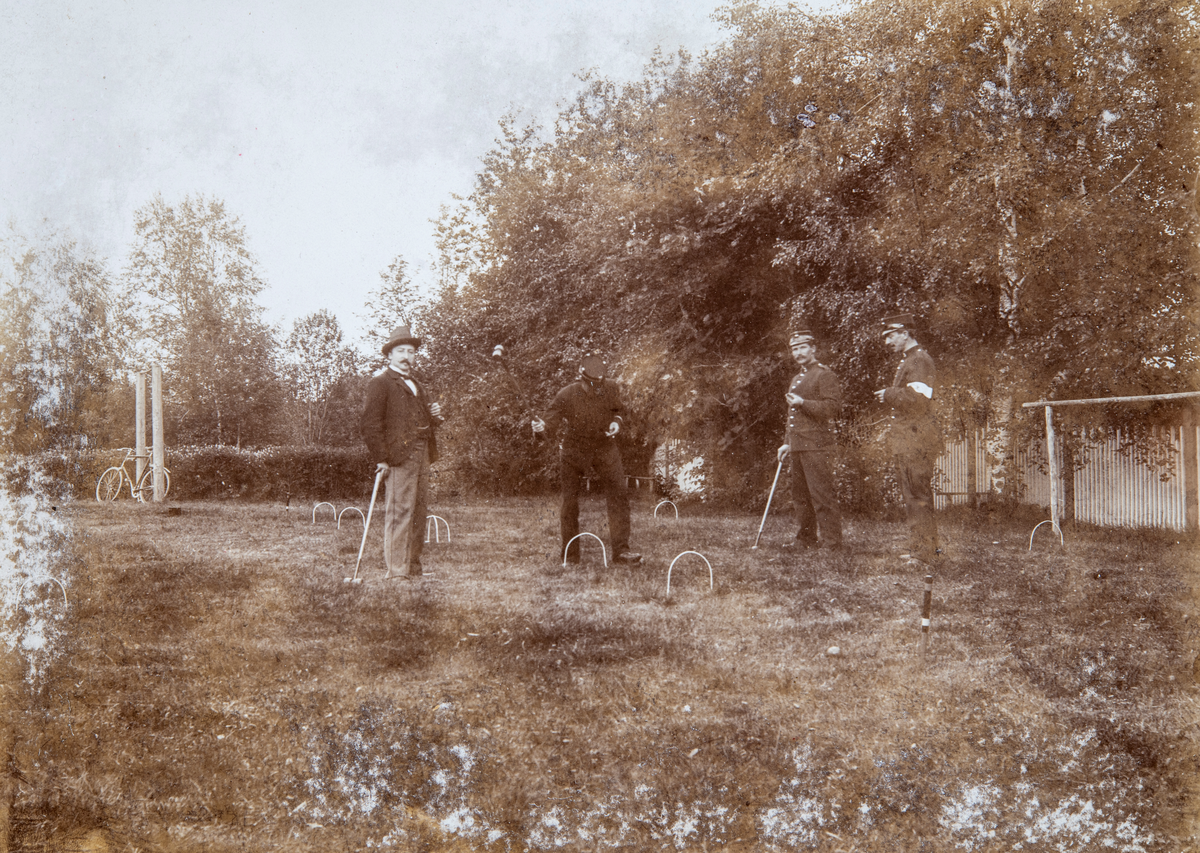 Elverum prestegård, presten- kapellan Nils Christian Erichsen (04.07.1872-30.11.1957) og tre menn i uniform spller krokket, croquet, Erichsen ble feltprest på Terningmoen i 1903, og i perioden 1910 ti 1937,