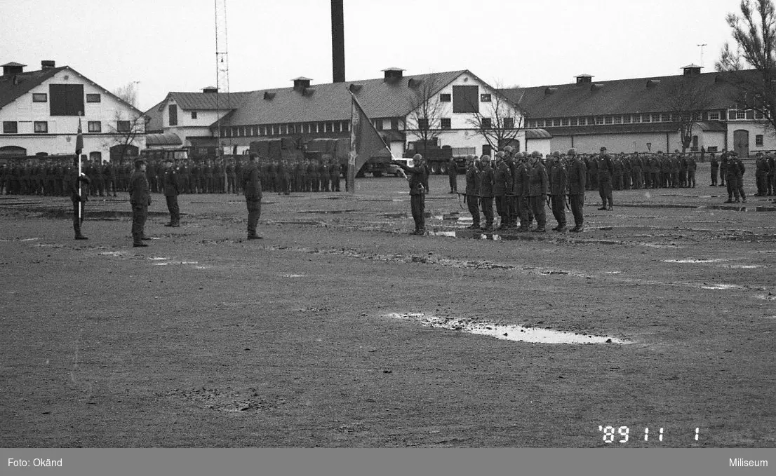 Från vänster: MB:s kommandotecken; okänd; okänd; militärbefälhavaren Syd generallöjtnant Gustaf Welin; fanvakten med Ing 2:s fana.