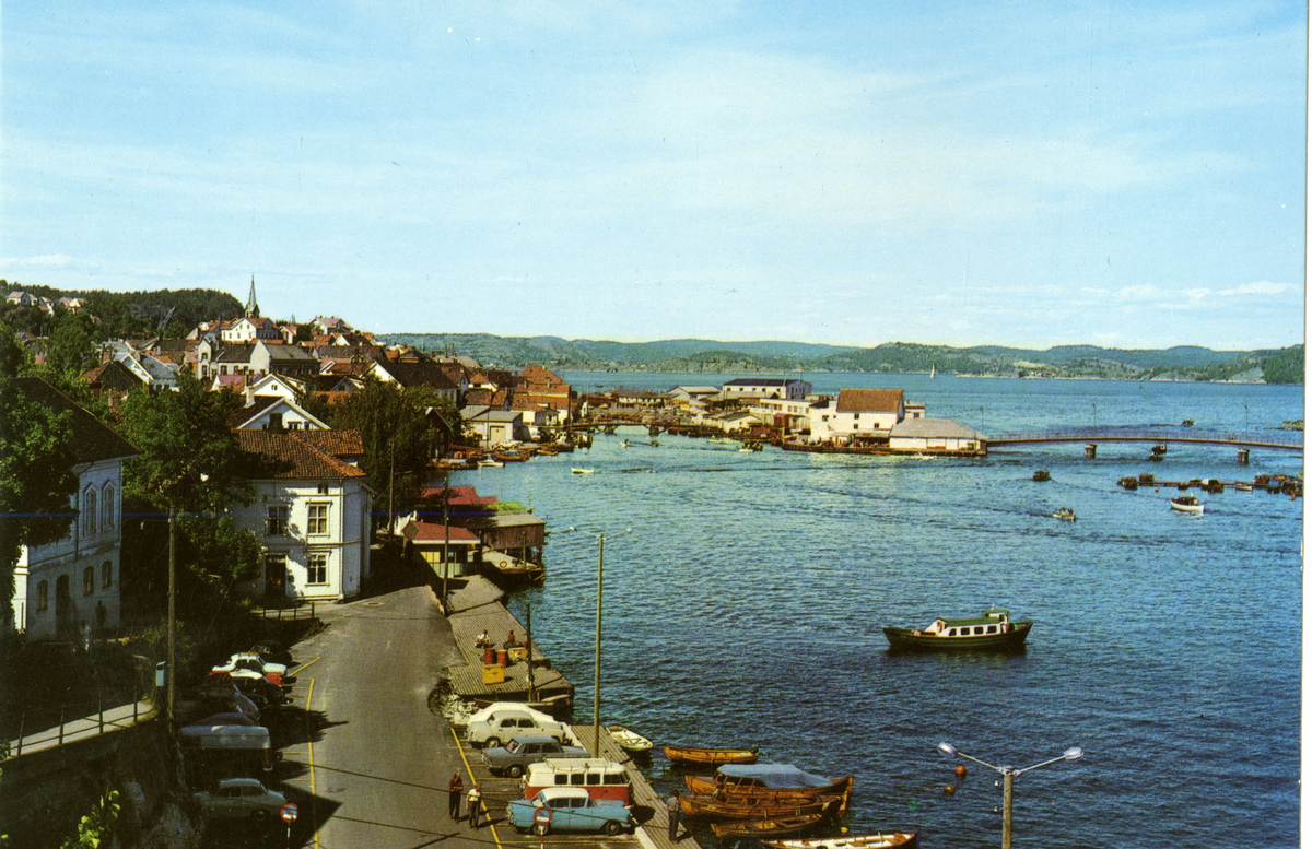 Postkort, Kragerø. Postbåten har reist fra Bathebrygga. Indre havn og brua til Øya. Ca. 1960