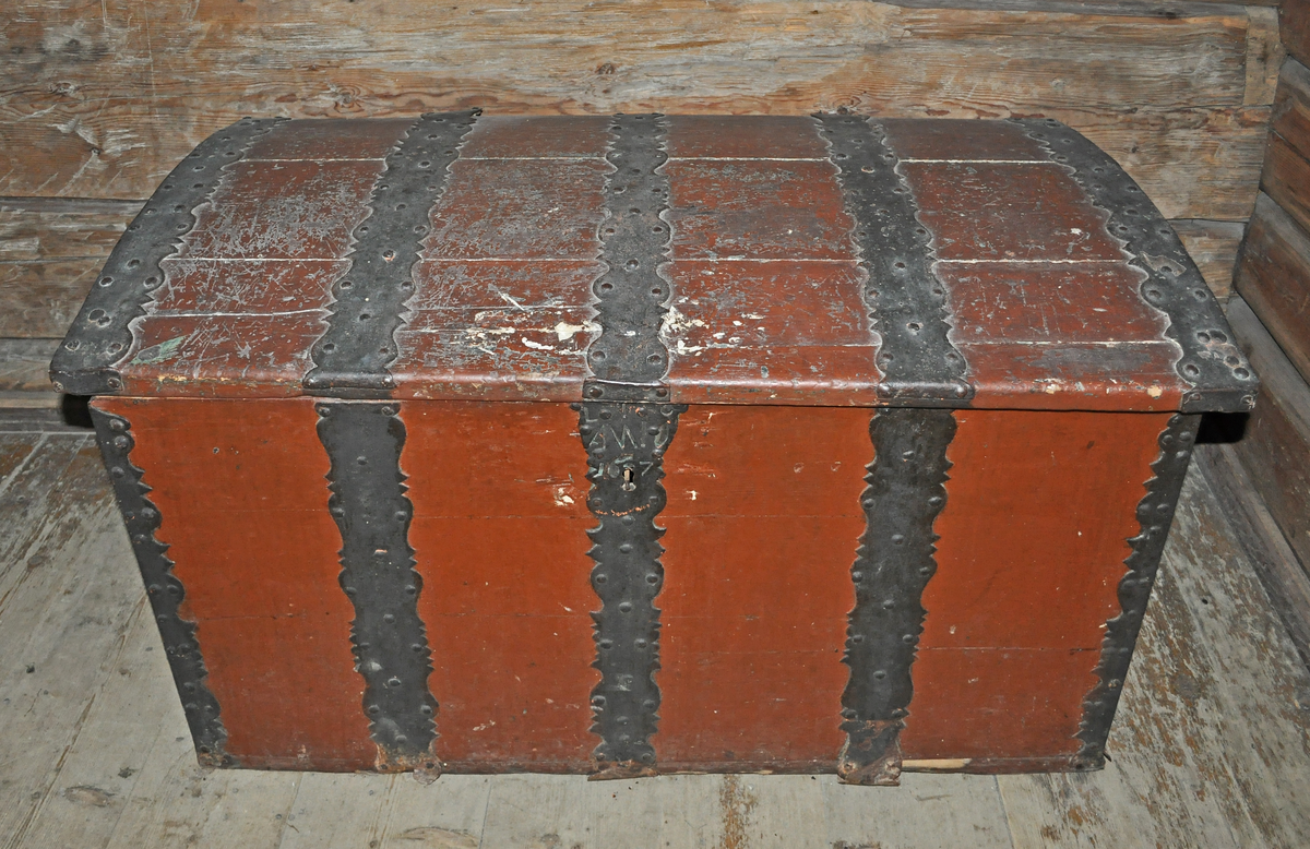 Fra protokollen: Kiste, med aarstal 1607 paa jernbeslaget ved nøklehullet. Rødmalt utvendig. Indvendig rosemalt.