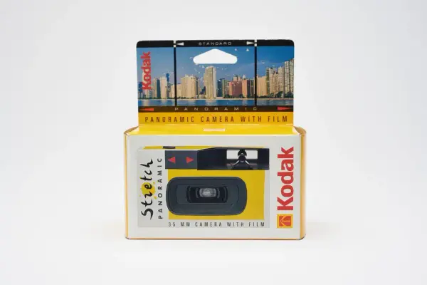 Bilde av et gult Kodak Stretch engangskamera.