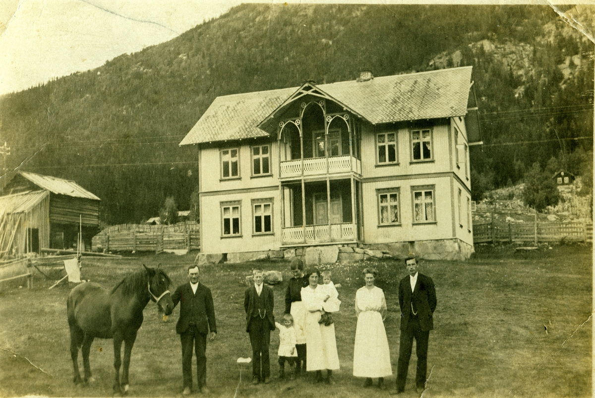 Frå v. Torstein Finnesgard Gutigard, Tolleiv Gutigard, Laura Gutigard, Birgit Gutigard med Sigurd Thorshaug  Oland  på armen , Sigrid Gutigard Brennhovd og  Ola Brennhovd.Bak står  Sigrid Sevatsdtr.Teigen.