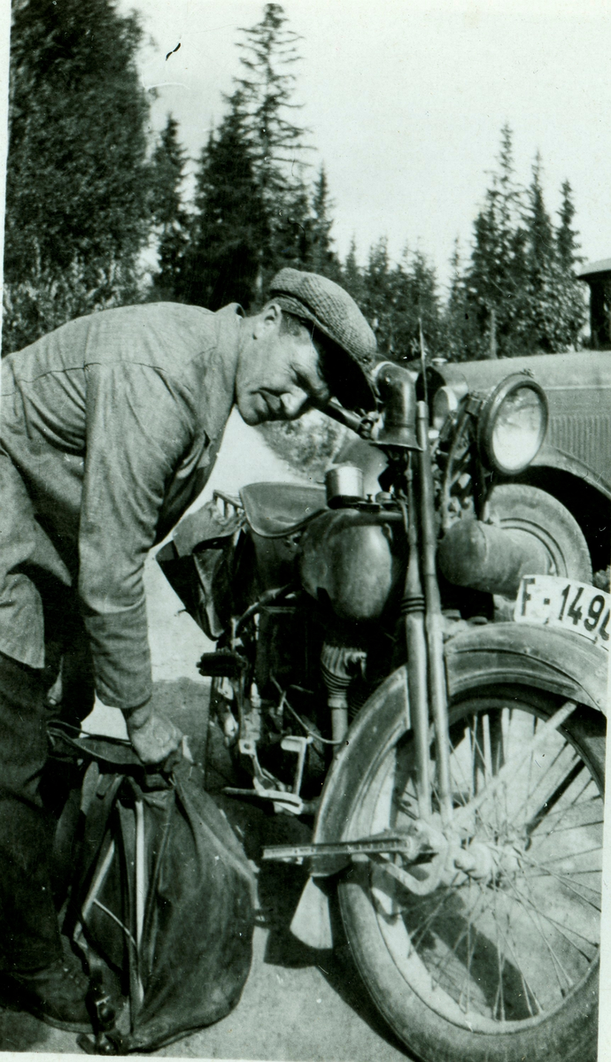 Postmann Olav Rust med sin motorsykkel.