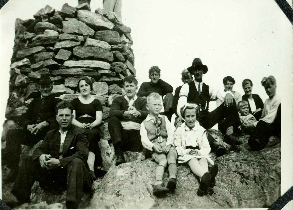 Gruppe på tur
Frå v. Torstein Finnesgarden Gutigarden, Kristian Langsø
Nr 2 frå h. Laura Gutigard og  Anna Gutigard.