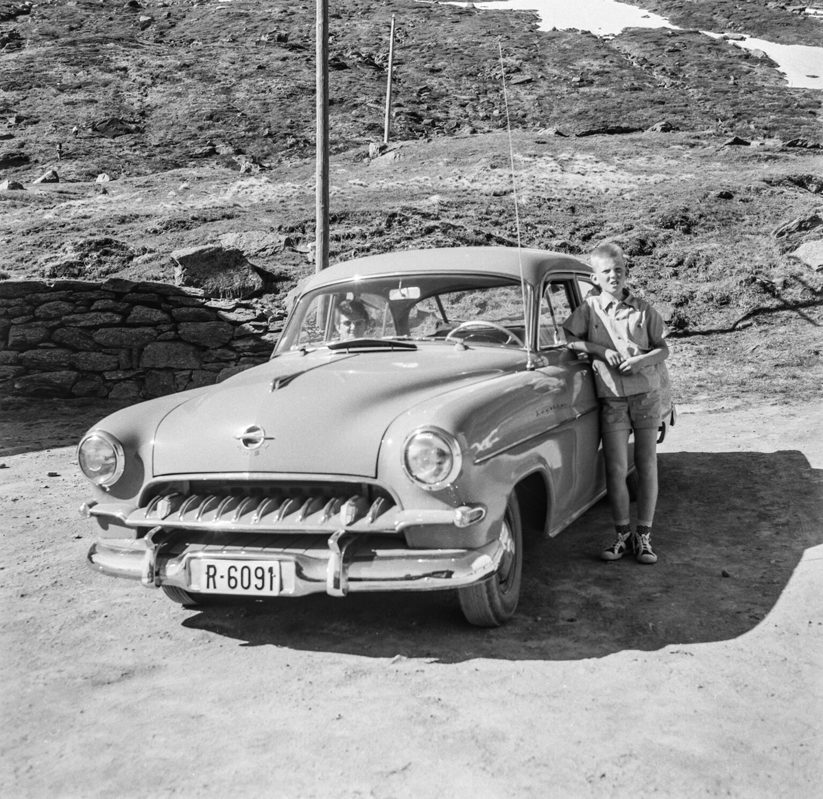 Familie på biltur over fjellet